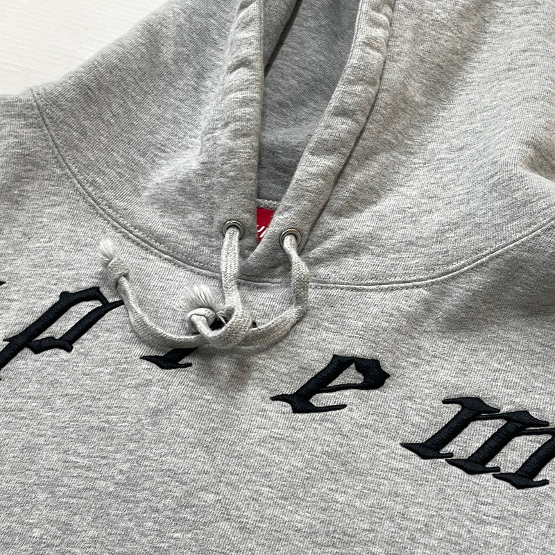 【中古品】【メンズ】 SUPREME シュプリーム 24AW RAISED EMBROIDERY HOODED SWEATSHIRT 2024年秋冬 レイズド エンブロイダリー フーデッド スウェットシャツ 長袖 トップス パーカー 149-260817-sa-13-teih サイズ：XL カラー：グレー 万代Net店