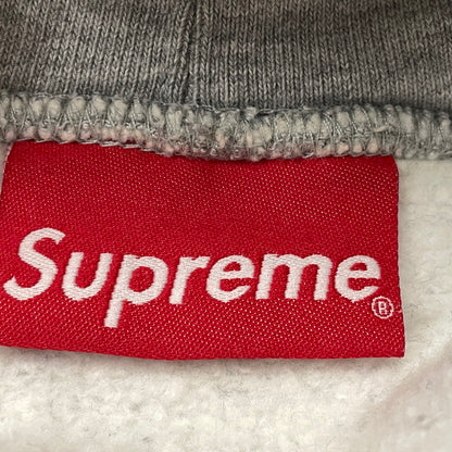 【中古品】【メンズ】 SUPREME シュプリーム 24AW RAISED EMBROIDERY HOODED SWEATSHIRT 2024年秋冬 レイズド エンブロイダリー フーデッド スウェットシャツ 長袖 トップス パーカー 149-260817-sa-13-teih サイズ：XL カラー：グレー 万代Net店