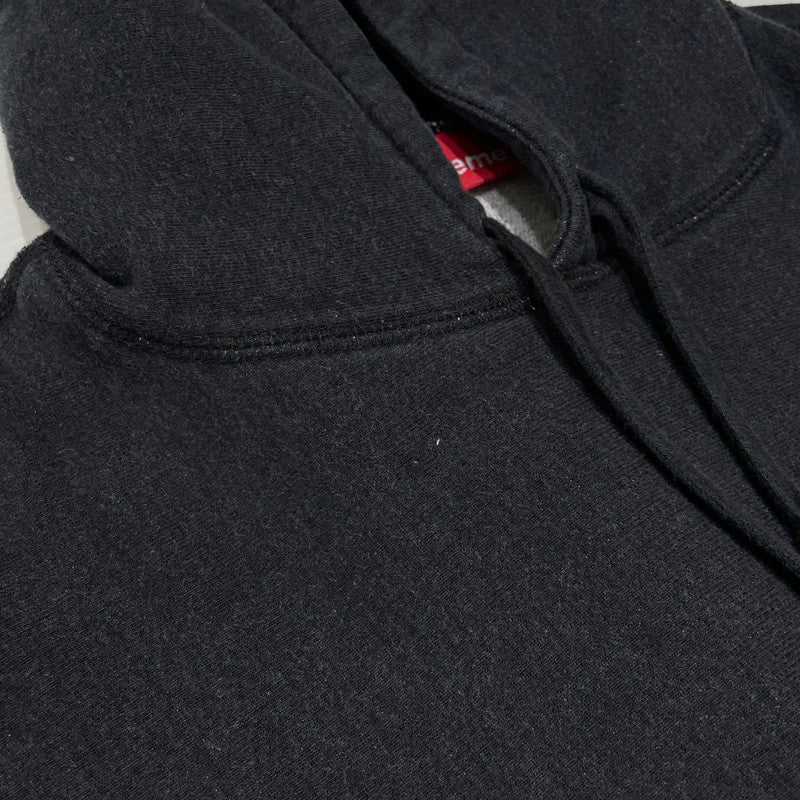【中古品】【メンズ】 SUPREME シュプリーム METAL PLATE PULLOVER HOODIE メタルプレート プルオーパー フーディ トップス パーカー 149-260820-ko-11-teih サイズ：XL カラー：グレー系 万代Net店