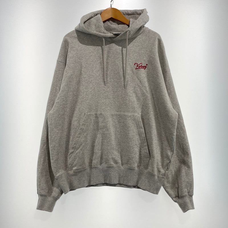 【中古品】【メンズ】 KEBOZ ケボズ × 山岡家 別注コラボ LOGO SWEAT HOODIE ロゴ スウェット フーディー 長袖 トップス プルオーバーパーカー 142-260820-yo-04-teih サイズ：M カラー：グレー 万代Net店
