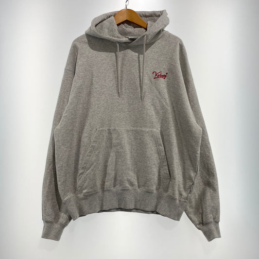 【中古品】【メンズ】 KEBOZ ケボズ × 山岡家 別注コラボ LOGO SWEAT HOODIE ロゴ スウェット フーディー 長袖 トップス プルオーバーパーカー 142-260820-yo-04-teih サイズ：M カラー：グレー 万代Net店