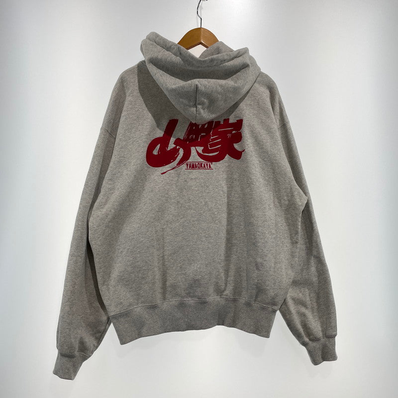 【中古品】【メンズ】 KEBOZ ケボズ × 山岡家 別注コラボ LOGO SWEAT HOODIE ロゴ スウェット フーディー 長袖 トップス プルオーバーパーカー 142-260820-yo-04-teih サイズ：M カラー：グレー 万代Net店