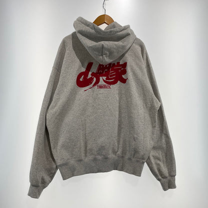 【中古品】【メンズ】 KEBOZ ケボズ × 山岡家 別注コラボ LOGO SWEAT HOODIE ロゴ スウェット フーディー 長袖 トップス プルオーバーパーカー 142-260820-yo-04-teih サイズ：M カラー：グレー 万代Net店