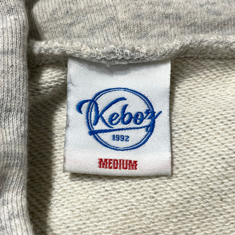 【中古品】【メンズ】 KEBOZ ケボズ × 山岡家 別注コラボ LOGO SWEAT HOODIE ロゴ スウェット フーディー 長袖 トップス プルオーバーパーカー 142-260820-yo-04-teih サイズ：M カラー：グレー 万代Net店