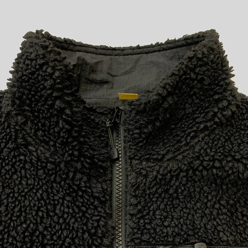 【中古品】【メンズ】 STUSSY ステューシー 2023 SHERPA REVERSIBLE VEST 118528 2023年 シェルパ リバーシブル ベスト トップス 142-260823-sa-01-tei サイズ：Ｍ カラー：ブラック 万代Net店