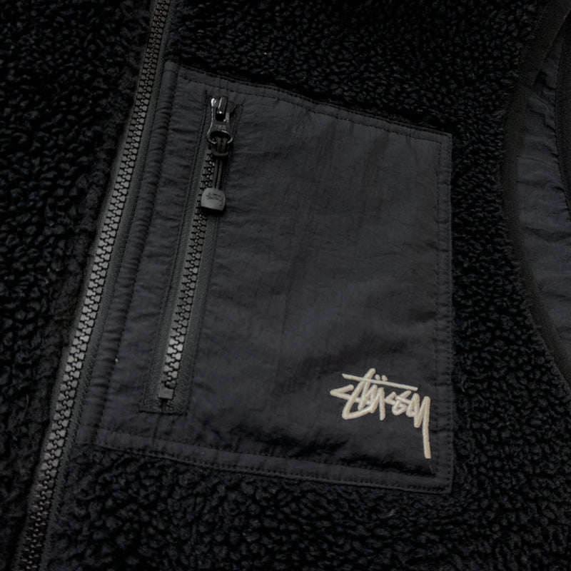 【中古品】【メンズ】 STUSSY ステューシー 2023 SHERPA REVERSIBLE VEST 118528 2023年 シェルパ リバーシブル ベスト トップス 142-260823-sa-01-tei サイズ：Ｍ カラー：ブラック 万代Net店
