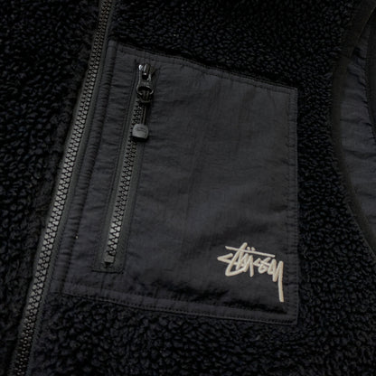 【中古品】【メンズ】 STUSSY ステューシー 2023 SHERPA REVERSIBLE VEST 118528 2023年 シェルパ リバーシブル ベスト トップス 142-260823-sa-01-tei サイズ：Ｍ カラー：ブラック 万代Net店