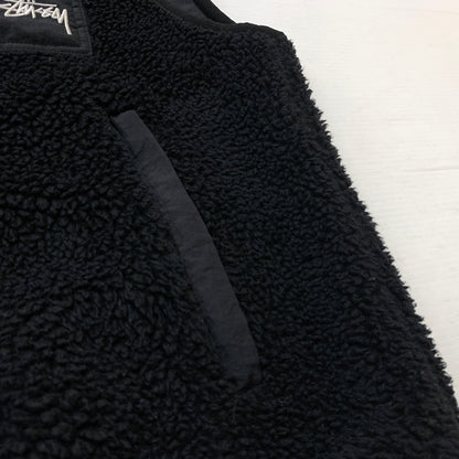 【中古品】【メンズ】 STUSSY ステューシー 2023 SHERPA REVERSIBLE VEST 118528 2023年 シェルパ リバーシブル ベスト トップス 142-260823-sa-01-tei サイズ：Ｍ カラー：ブラック 万代Net店