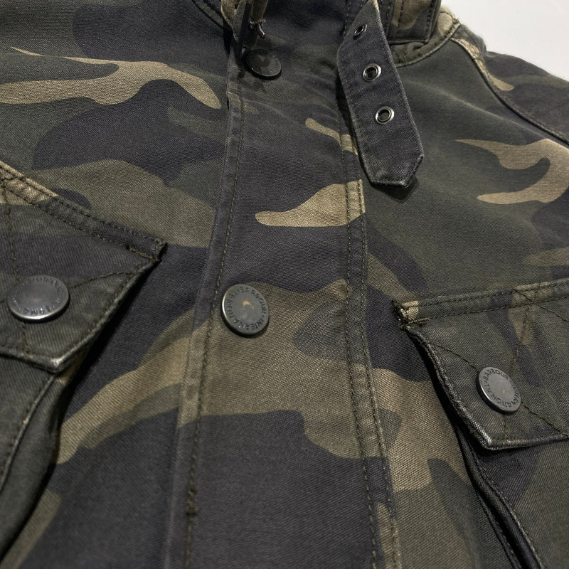 【中古品】【メンズ】 BARBOUR バーブァー INTERNATIONAL JACKET 1901107 インターナショナル ジャケット アウター 144-260824-sa-09-tei サイズ：S カラー：カモ柄 万代Net店