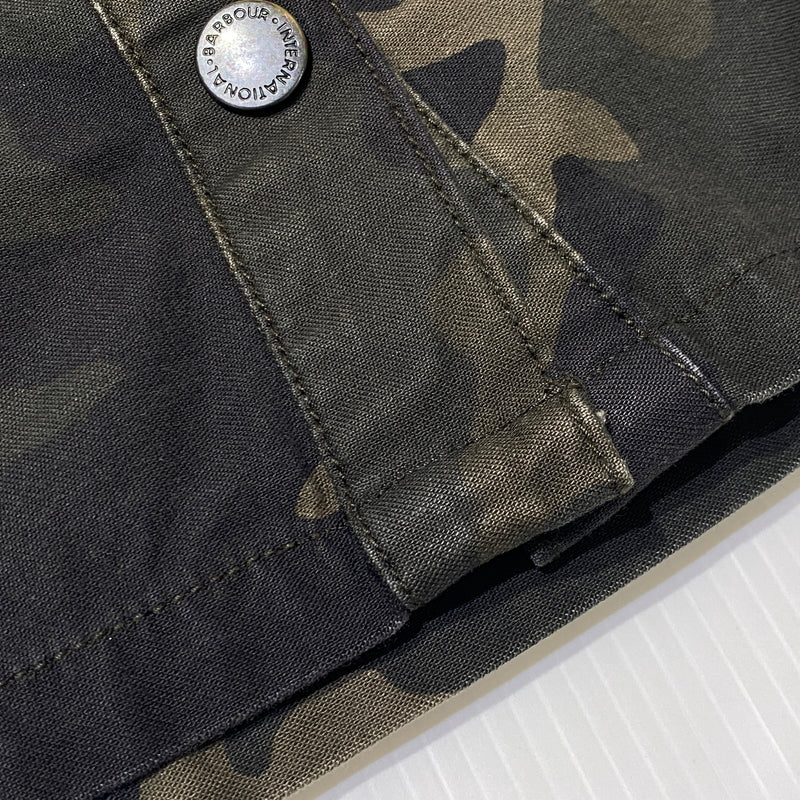 【中古品】【メンズ】 BARBOUR バーブァー INTERNATIONAL JACKET 1901107 インターナショナル ジャケット アウター 144-260824-sa-09-tei サイズ：S カラー：カモ柄 万代Net店