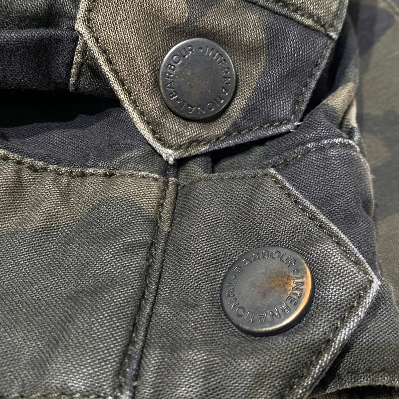 【中古品】【メンズ】 BARBOUR バーブァー INTERNATIONAL JACKET 1901107 インターナショナル ジャケット アウター 144-260824-sa-09-tei サイズ：S カラー：カモ柄 万代Net店