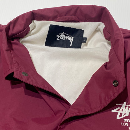 【現状渡し品】【メンズ】 STUSSY ステューシー NYLON COACH JACKET ナイロン コーチ ジャケット アウター 142-260824-sa-08-tei サイズ：L カラー：ボルドー 万代Net店