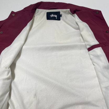 【現状渡し品】【メンズ】 STUSSY ステューシー NYLON COACH JACKET ナイロン コーチ ジャケット アウター 142-260824-sa-08-tei サイズ：L カラー：ボルドー 万代Net店