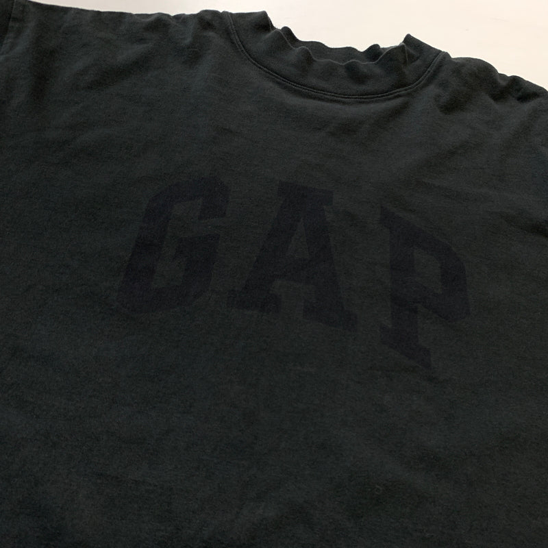【中古品】【メンズ】 YEEZY イージー × GAP ギャップ LOGO LONG SLEEVE 1166 ロゴ ロング スリーブ 長袖 トップス 142-260826-sa-05-tei サイズ：L カラー：ブラック 万代Net店