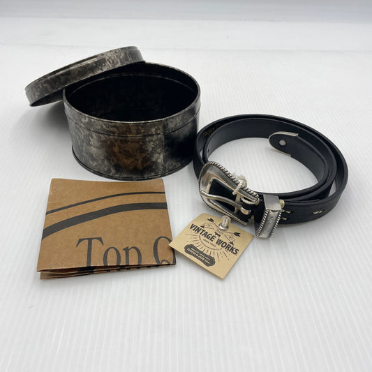 【中古品】【メンズ】 Vintage Works ヴィンテージワークス LEATHER BELT 7HOLE MADE IN JAPAN DH5738 レザー ベルト 7ホール アクセサリー 日本製 205-260902-ss-06-tei サイズ：ケース付き カラー：ブラック 万代Net店