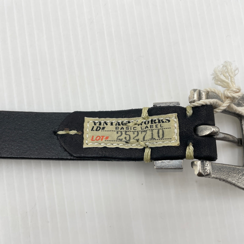 【中古品】【メンズ】 Vintage Works ヴィンテージワークス LEATHER BELT 7HOLE MADE IN JAPAN DH5738 レザー ベルト 7ホール アクセサリー 日本製 205-260902-ss-06-tei サイズ：ケース付き カラー：ブラック 万代Net店