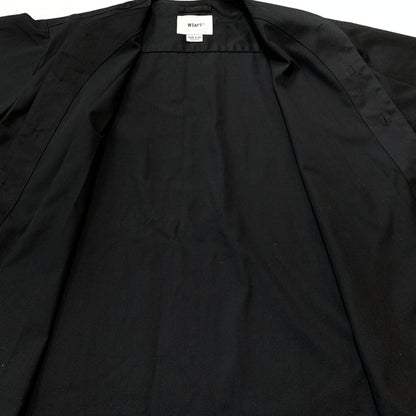 【現状渡し品】【メンズ】 WTAPS ダブル タップス LEAGUE d01 L/S CTPL.TWILL 222TQDT-SHM04 リーグ ゼロワン ロングスリーブ コットン ポリエステル ツイル アウター 142-260828-sa-01-tei サイズ：3 カラー：ブラック 万代Net店