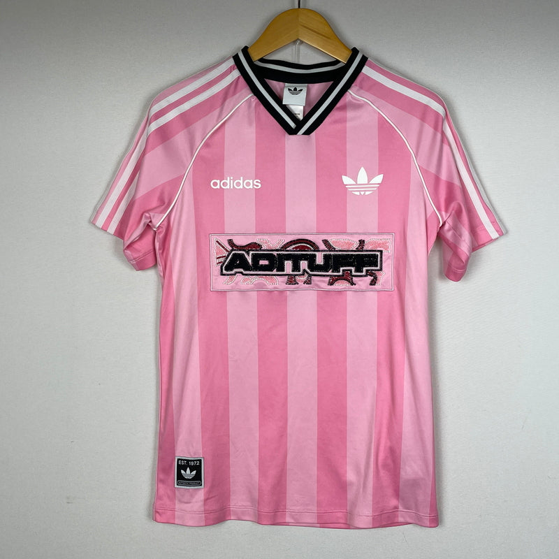 【中古品】【メンズ】 ADIDAS アディダス KD2272 ADITUFF LOGO SOCCER UNIFORM TEE アディタフ ロゴ サッカー ユニフォーム風 Tシャツ 半袖 トップス 148-260901-sa-15-teih サイズ：XS カラー：ピンク 万代Net店