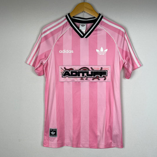 【中古品】【メンズ】 ADIDAS アディダス KD2272 ADITUFF LOGO SOCCER UNIFORM TEE アディタフ ロゴ サッカー ユニフォーム風 Tシャツ 半袖 トップス 148-260901-sa-15-teih サイズ：XS カラー：ピンク 万代Net店