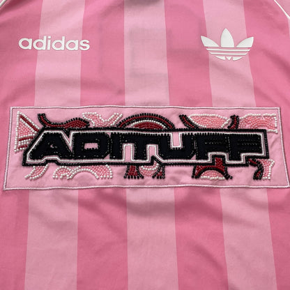 【中古品】【メンズ】 ADIDAS アディダス KD2272 ADITUFF LOGO SOCCER UNIFORM TEE アディタフ ロゴ サッカー ユニフォーム風 Tシャツ 半袖 トップス 148-260901-sa-15-teih サイズ：XS カラー：ピンク 万代Net店