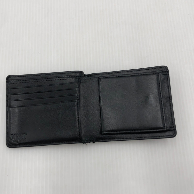 【現状渡し品】【メンズ】 DIESEL ディーゼル 1DR BI FOLD COIN S 3D ワンディーアール バイフォールド コイン エス スリーディー 財布 200-260907-sa-13-teih カラー：ブラック 万代Net店