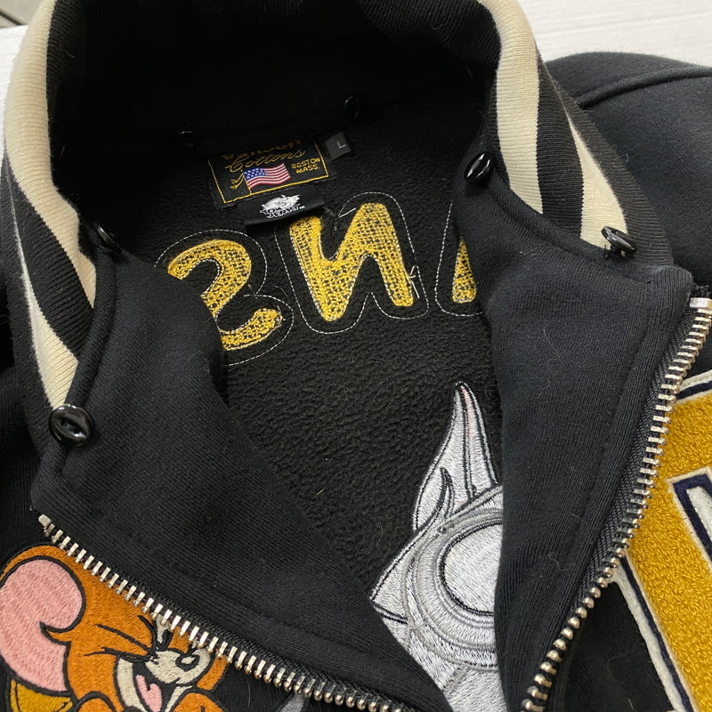 【中古品】【メンズ】 VANSON バンソン × TOM&JERRY トムアンドジェリー 別注コラボ STADIUM JUMPER スタジアム ジャンパー アウター スタジャン 145-260906-sa-09-teih サイズ：L カラー：ブラック 万代Net店