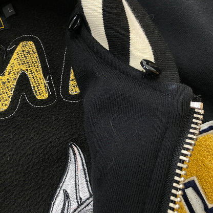 【中古品】【メンズ】 VANSON バンソン × TOM&JERRY トムアンドジェリー 別注コラボ STADIUM JUMPER スタジアム ジャンパー アウター スタジャン 145-260906-sa-09-teih サイズ：L カラー：ブラック 万代Net店