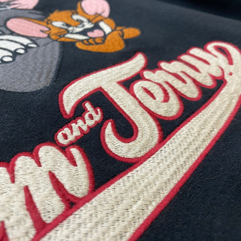 【中古品】【メンズ】 VANSON バンソン × TOM&JERRY トムアンドジェリー 別注コラボ STADIUM JUMPER スタジアム ジャンパー アウター スタジャン 145-260906-sa-09-teih サイズ：L カラー：ブラック 万代Net店