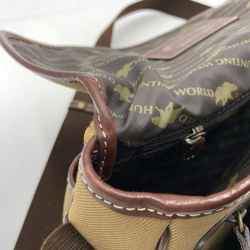 【中古品】【メンズ】 HUNTING WORLD ハンティングワールド サファリ ワッペン ショルダーバッグ カバン メッセンジャーバッグ 188-260914-ko-09-teih カラー：ブラウン系 万代Net店