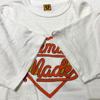 【中古品】【メンズ】 HUMAN MADE ヒューマンメイド × KAWS カウズ 別注 コラボ 23AW MADE GRAPHIC Ｔ-SHIRT メイド グラフィック Tシャツ 半袖 トップス 142-260909-ko-03-teih サイズ：L カラー：ホワイト 万代Net店