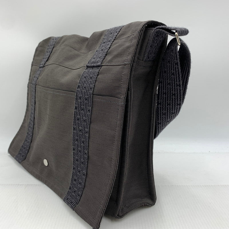 【中古品】【メンズ】 HERMES エルメス 101057M バサスMM ショルダーバッグ カバン メッセンジャーバッグ 180-260914-ko-06-teih カラー：グレー系/ブラウン系 万代Net店