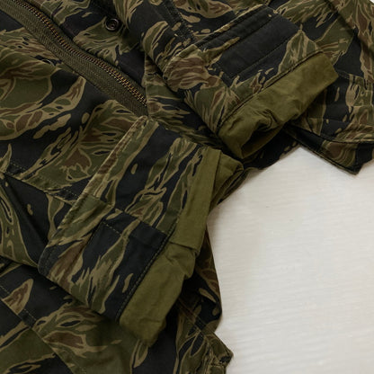 【中古品】【メンズ】 HYSTERIC GLAMOUR ヒステリックグラマー × PEANUTS ピーナッツ × Theater 8 シアターエイト 別注コラボ MILITARY JACKET M-65 0193AB07 ミリタリージャケット アウター 170-260917-ss-10-teih サイズ：フリー カラー：柄 万代Net店
