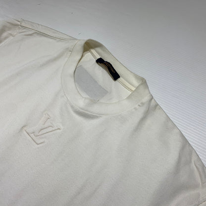 【中古品】【メンズ】 LOUIS VUITTON ルイ・ヴィトン RM252MQ DT3 HNY55W エンボス LVロゴ ショートスリーブ Tシャツ 半袖 トップス 179-260913-ko-05-teih サイズ：M カラー：ホワイト系/アイボリー系 万代Net店