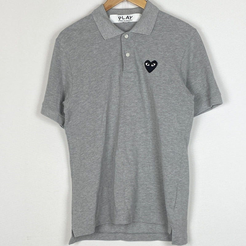 【中古品】【メンズ】 PLAY COMME DES GARCONS プレイコムデギャルソン HEART LOGO S/S SHIRT AX-T078 25SS ハート 刺繍 ロゴ ショートスリーブ ポロシャツ 半袖 トップス 140-260915-sa-08-teih サイズ：S カラー：グレー 万代Net店