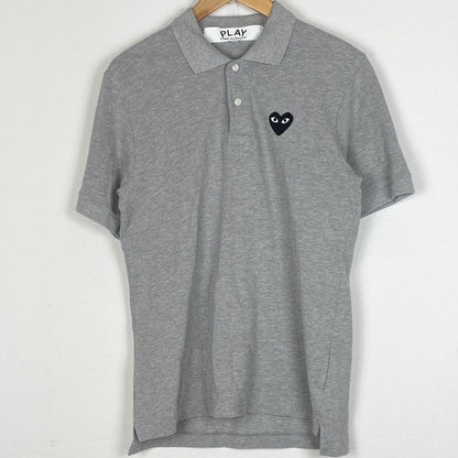 【中古品】【メンズ】 PLAY COMME DES GARCONS プレイコムデギャルソン HEART LOGO S/S SHIRT AX-T078 25SS ハート 刺繍 ロゴ ショートスリーブ ポロシャツ 半袖 トップス 140-260915-sa-08-teih サイズ：S カラー：グレー 万代Net店