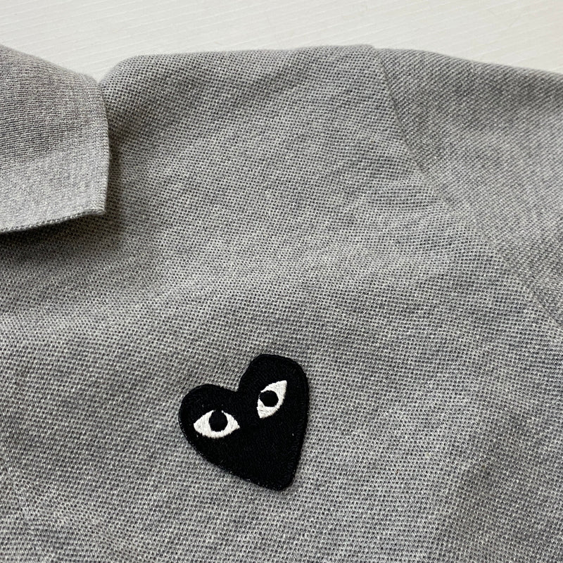 【中古品】【メンズ】 PLAY COMME DES GARCONS プレイコムデギャルソン HEART LOGO S/S SHIRT AX-T078 25SS ハート 刺繍 ロゴ ショートスリーブ ポロシャツ 半袖 トップス 140-260915-sa-08-teih サイズ：S カラー：グレー 万代Net店