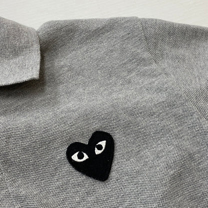 【中古品】【メンズ】 PLAY COMME DES GARCONS プレイコムデギャルソン HEART LOGO S/S SHIRT AX-T078 25SS ハート 刺繍 ロゴ ショートスリーブ ポロシャツ 半袖 トップス 140-260915-sa-08-teih サイズ：S カラー：グレー 万代Net店
