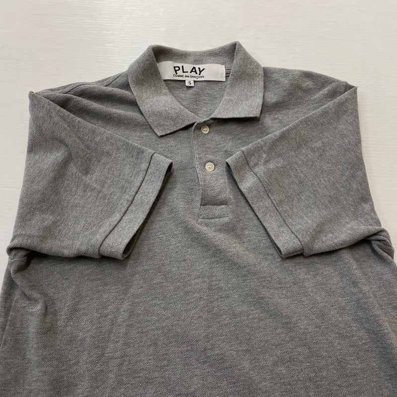 【中古品】【メンズ】 PLAY COMME DES GARCONS プレイコムデギャルソン HEART LOGO S/S SHIRT AX-T078 25SS ハート 刺繍 ロゴ ショートスリーブ ポロシャツ 半袖 トップス 140-260915-sa-08-teih サイズ：S カラー：グレー 万代Net店