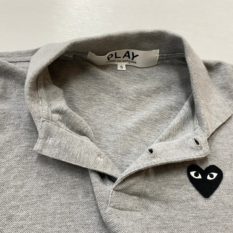 【中古品】【メンズ】 PLAY COMME DES GARCONS プレイコムデギャルソン HEART LOGO S/S SHIRT AX-T078 25SS ハート 刺繍 ロゴ ショートスリーブ ポロシャツ 半袖 トップス 140-260915-sa-08-teih サイズ：S カラー：グレー 万代Net店