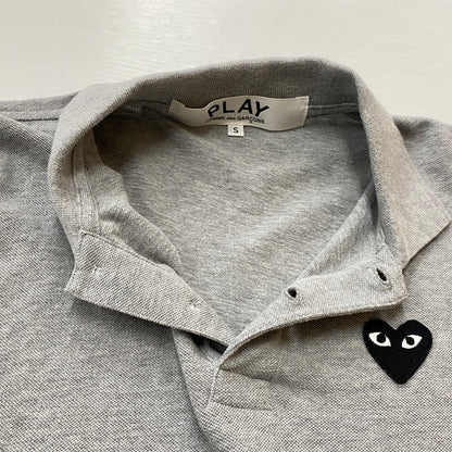 【中古品】【メンズ】 PLAY COMME DES GARCONS プレイコムデギャルソン HEART LOGO S/S SHIRT AX-T078 25SS ハート 刺繍 ロゴ ショートスリーブ ポロシャツ 半袖 トップス 140-260915-sa-08-teih サイズ：S カラー：グレー 万代Net店