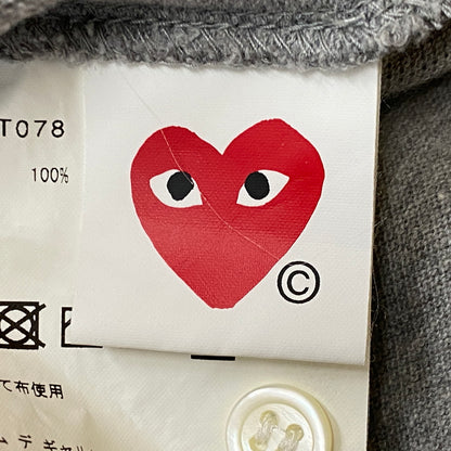 【中古品】【メンズ】 PLAY COMME DES GARCONS プレイコムデギャルソン HEART LOGO S/S SHIRT AX-T078 25SS ハート 刺繍 ロゴ ショートスリーブ ポロシャツ 半袖 トップス 140-260915-sa-08-teih サイズ：S カラー：グレー 万代Net店