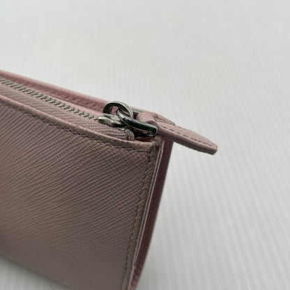 【現状渡し品】【レディース】 PRADA プラダ SAFFIANO TRIANGLE WALLET 1ML050 サフィアーノ トライアングル ウォレット 二つ折り財布 181-260924-yo-06-teih カラー：ピンク 万代Net店