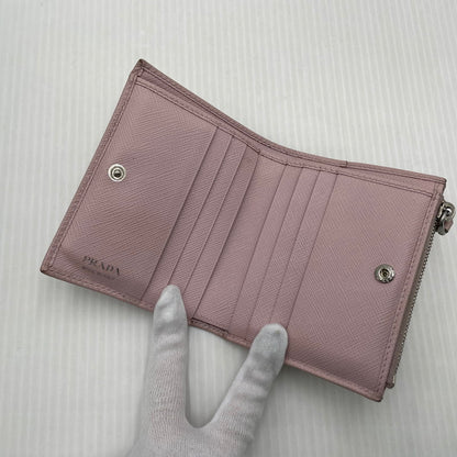 【現状渡し品】【レディース】 PRADA プラダ SAFFIANO TRIANGLE WALLET 1ML050 サフィアーノ トライアングル ウォレット 二つ折り財布 181-260924-yo-06-teih カラー：ピンク 万代Net店