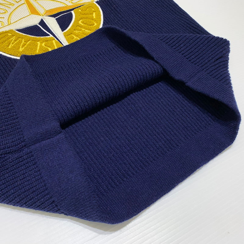 【中古品】【メンズ】 STONE ISLAND ストーンアイランド EMBROIDERED WOOL LOGO SWEATER エンブロイダリー ウール セーター トップス ニット 141-260920-ko-09-teih サイズ：M カラー：ホワイト/ネイビー 万代Net店
