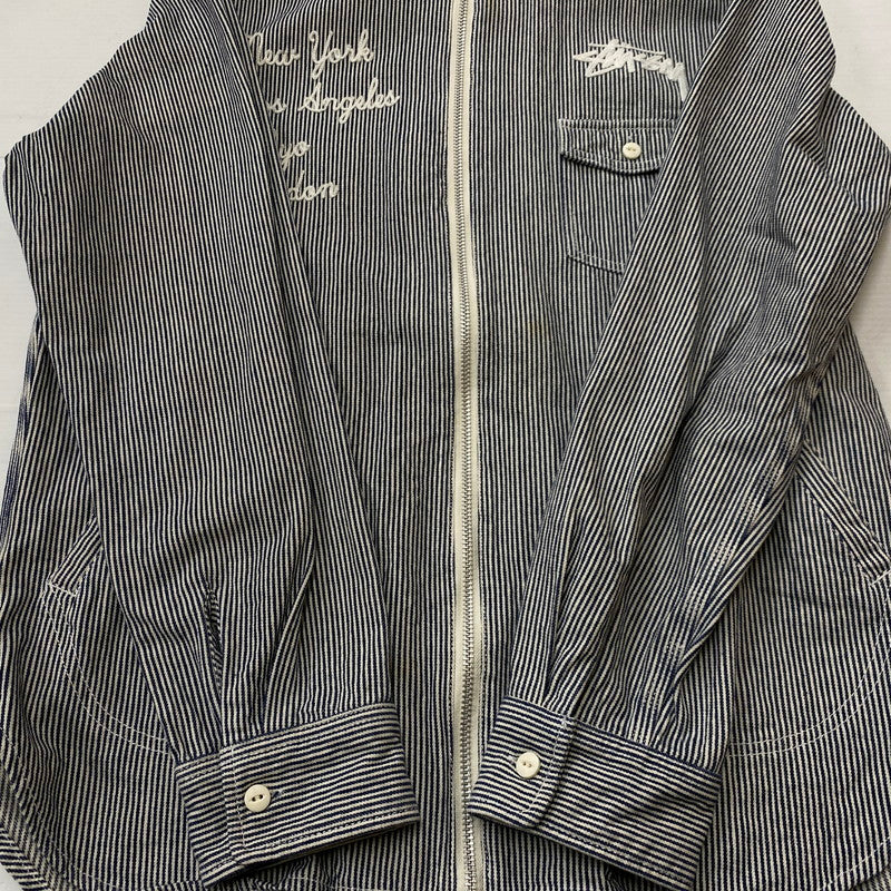 【中古品】【メンズ】 STUSSY ステューシー HICKORY STRIPE ZIP UP HOODIE ヒッコリー ストライプ ジップ アップ フーディ 長袖 142-260922-sa-04-teih サイズ：XL カラー：ストライプ 万代Net店