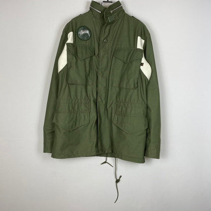 【中古品】【メンズ】 STUSSY ステューシー × ALPHA INDUSTRIES アルファ インダスト 別注コラボ MILITARY JACKET M-65 ミリタリー ジャケット アウター 145-260922-sa-05-teih サイズ：L-R カラー：グリーン 万代Net店