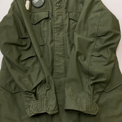 【中古品】【メンズ】 STUSSY ステューシー × ALPHA INDUSTRIES アルファ インダスト 別注コラボ MILITARY JACKET M-65 ミリタリー ジャケット アウター 145-260922-sa-05-teih サイズ：L-R カラー：グリーン 万代Net店