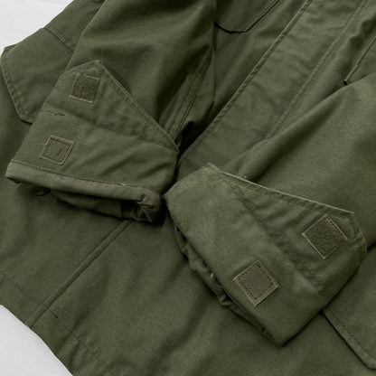 【中古品】【メンズ】 STUSSY ステューシー × ALPHA INDUSTRIES アルファ インダスト 別注コラボ MILITARY JACKET M-65 ミリタリー ジャケット アウター 145-260922-sa-05-teih サイズ：L-R カラー：グリーン 万代Net店