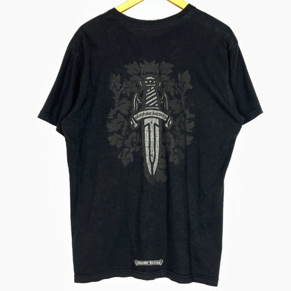 【中古品】【メンズ】 CHROME HEARTS クロムハーツ DAGGER BACK PRINT S/S TEE ダガーバック プリント ショート スリーブ Tシャツ 半袖 トップス 190-260923-sa-08-teih サイズ：L カラー：ブラック 万代Net店