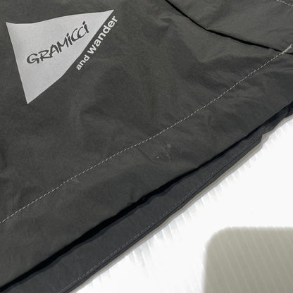 【中古品】【メンズ】 GRAMICCI グラミチ × AND WANDER アンドワンダー 別注コラボ BRUSHED NYLON JACKET GUJ5-S3000 ブラッシュド ナイロンジャケット ライトアウター 144-260925-yo-04-teih サイズ：M カラー：チャコール 万代Net店